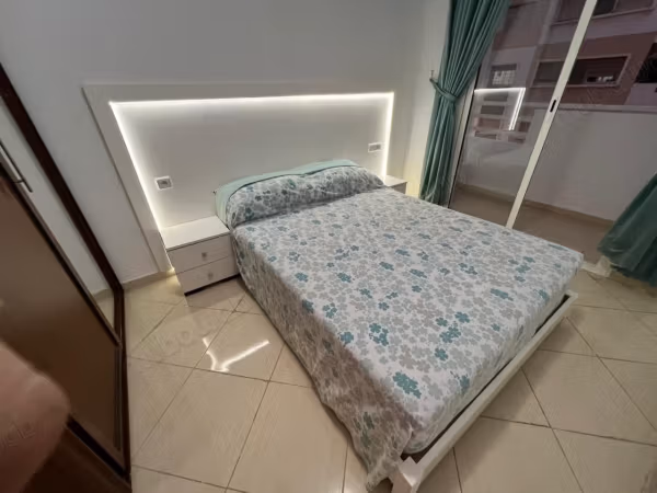 Appartement en vente à Kasbah. 
2 belles chambres. 
Meublé