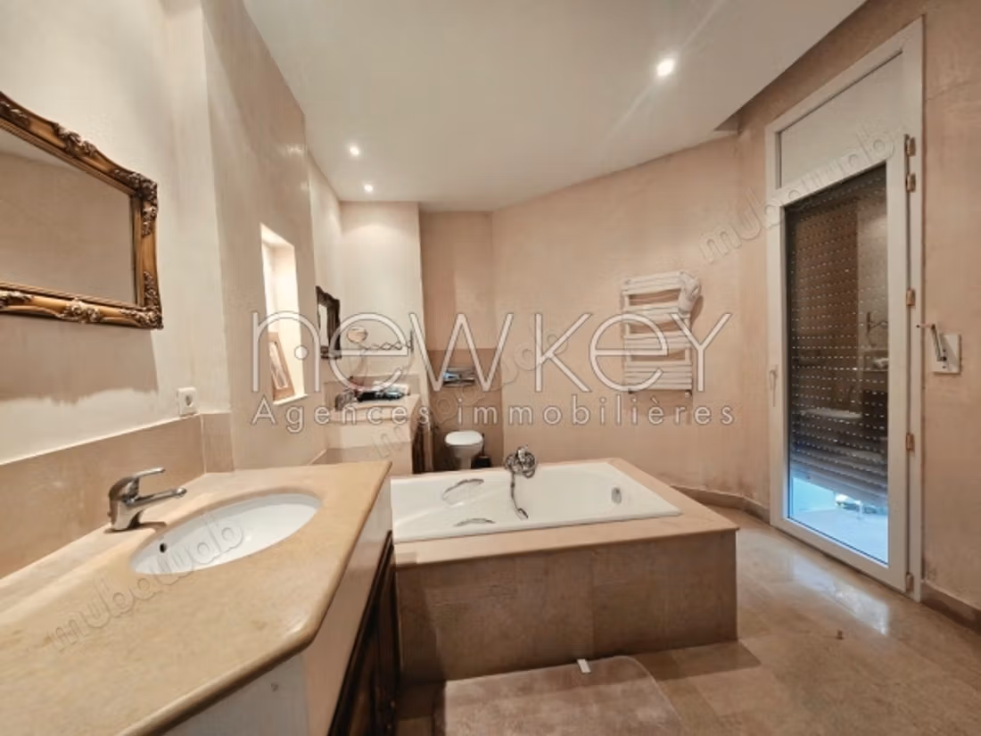 Une villa s5 avec piscine et Jardin à la Marsa