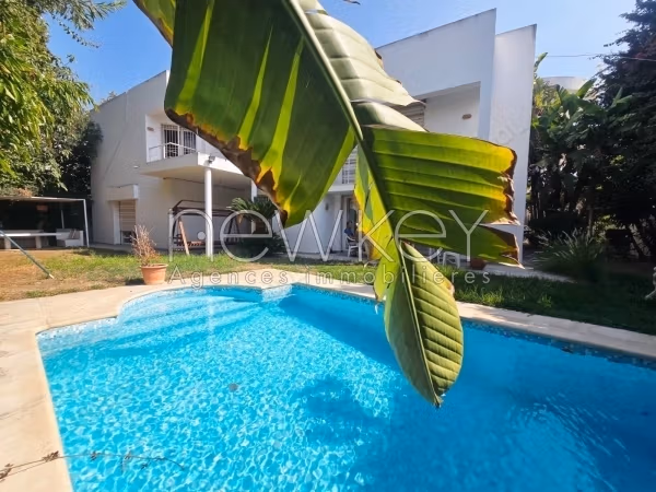 Une villa s5 avec piscine et Jardin à la Marsa