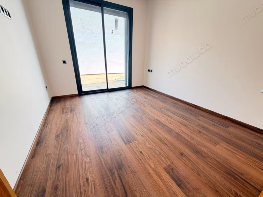 Superbe appartement à louer à Oasis. 
3 belles chambres. 
Parking et terrasse