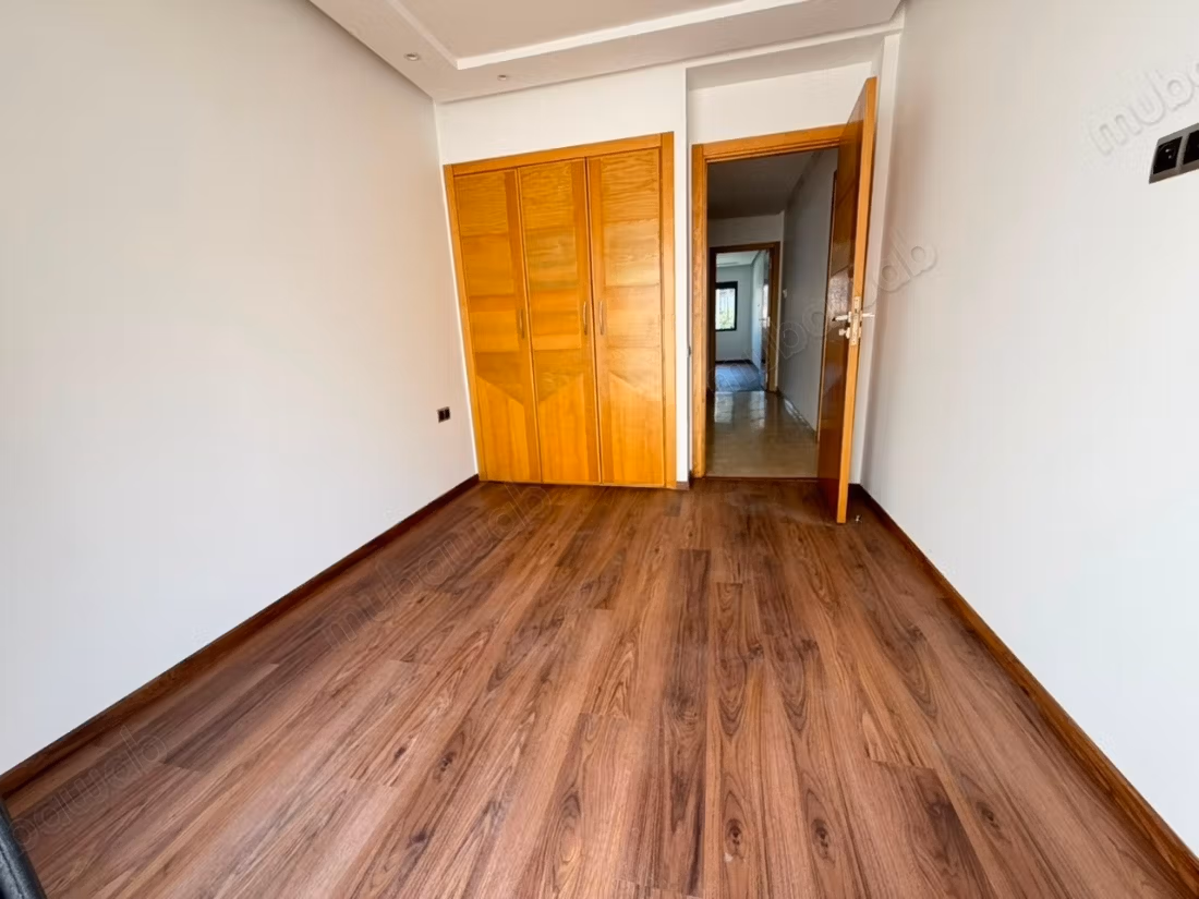 Superbe appartement à louer à Oasis. 
3 belles chambres. 
Parking et terrasse
