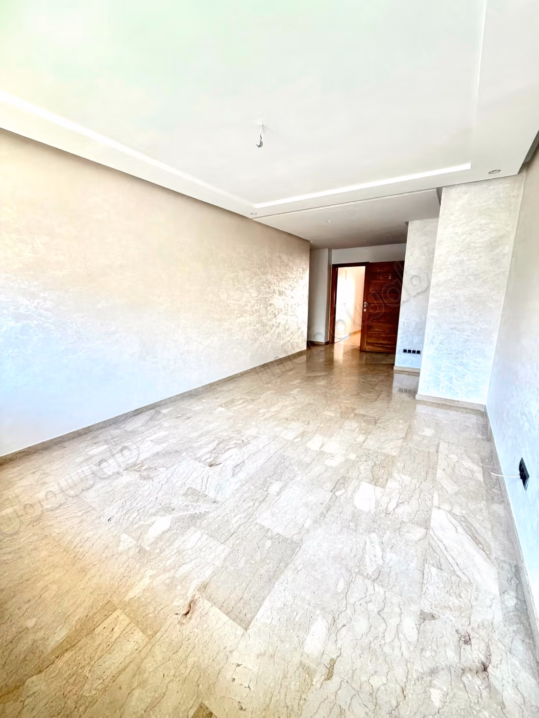 Superbe appartement à louer à Oasis. 
3 belles chambres. 
Parking et terrasse