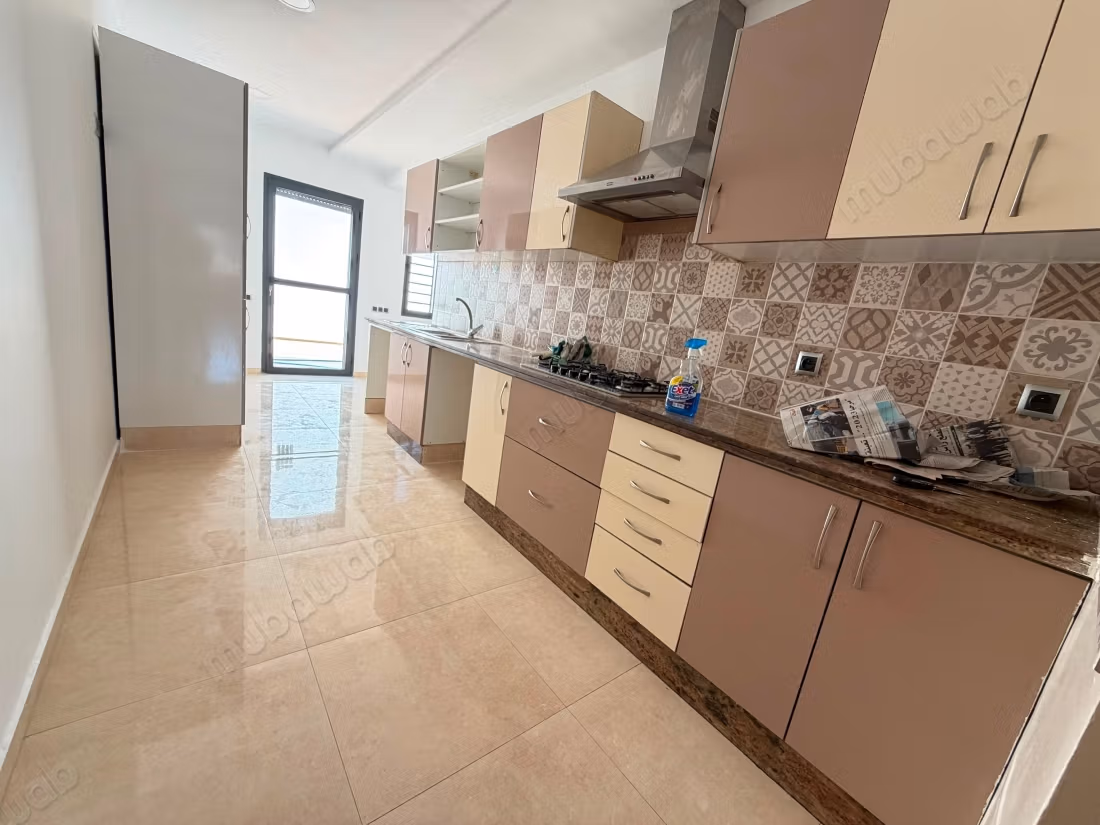 Superbe appartement à louer à Oasis. 
3 belles chambres. 
Parking et terrasse