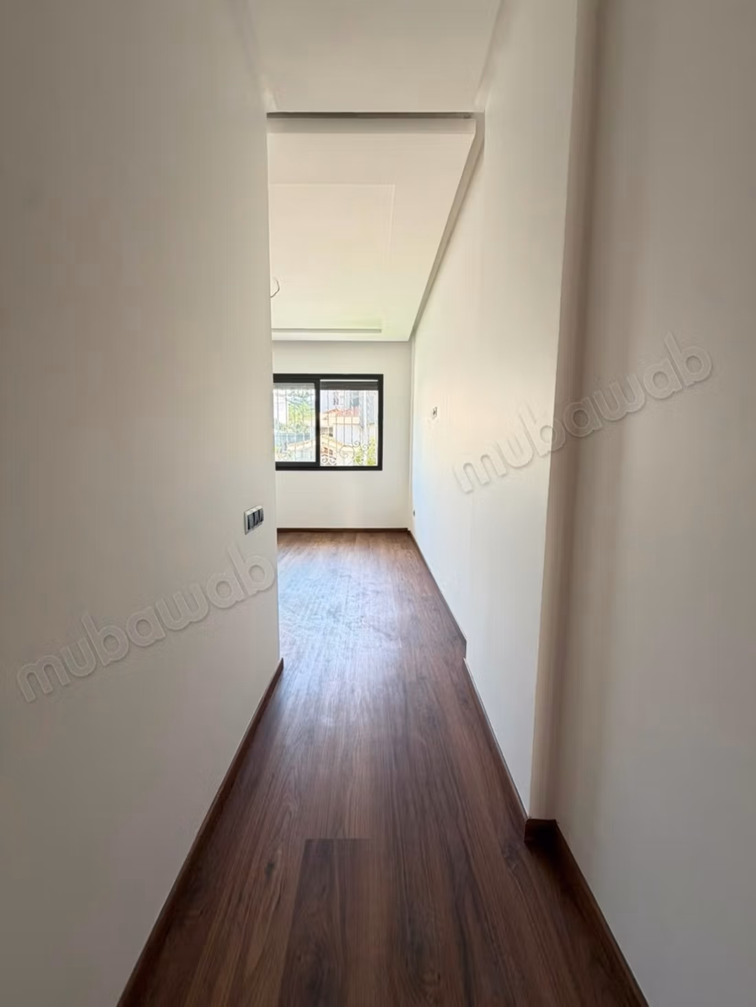Superbe appartement à louer à Oasis. 
3 belles chambres. 
Parking et terrasse