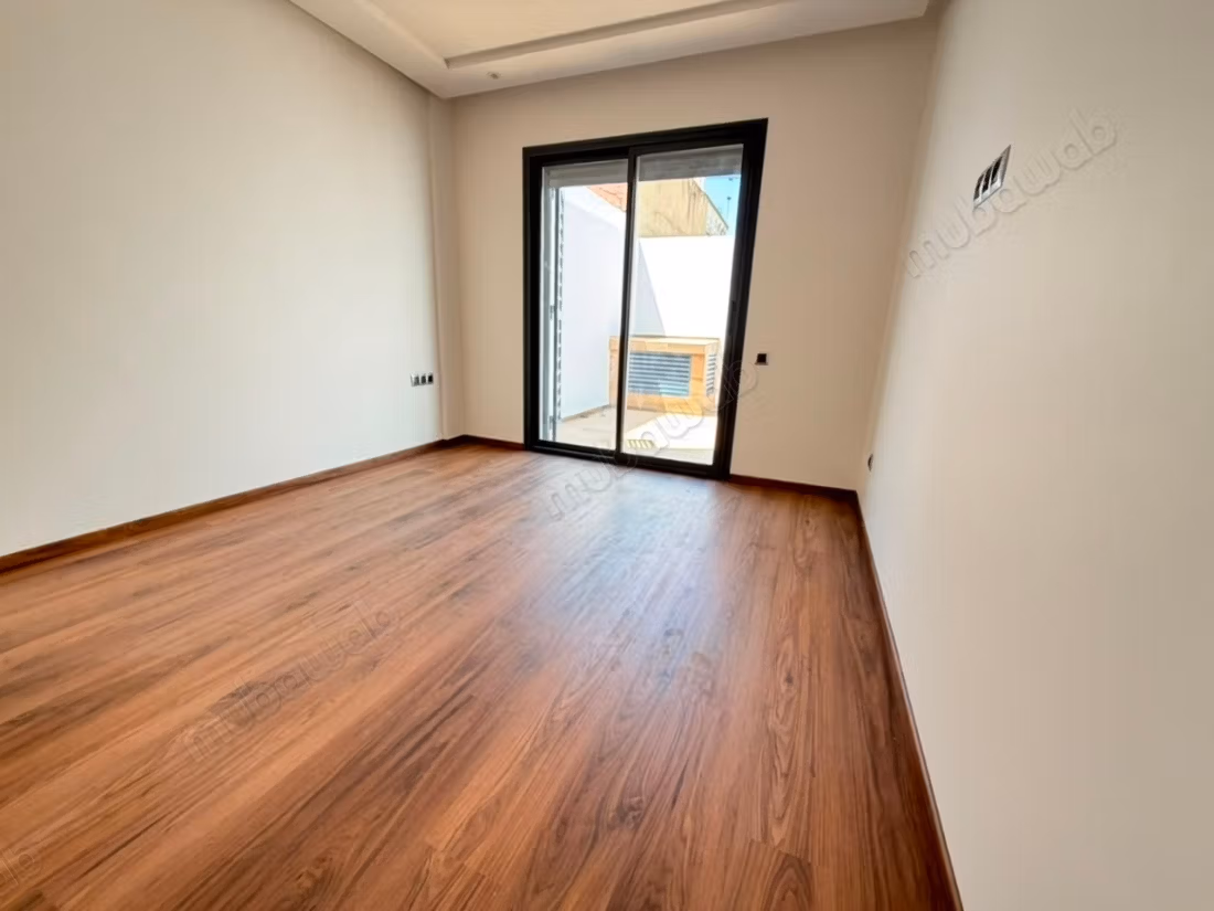 Superbe appartement à louer à Oasis. 
3 belles chambres. 
Parking et terrasse