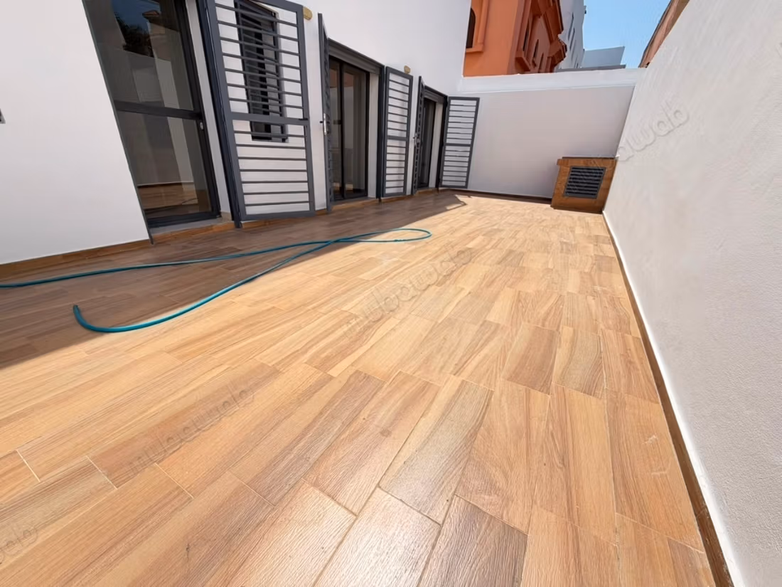 Superbe appartement à louer à Oasis. 
3 belles chambres. 
Parking et terrasse
