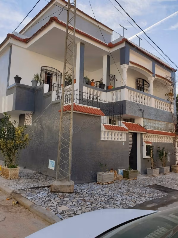 À VENDRE / Maison de 190 m² à Cité El Morjane