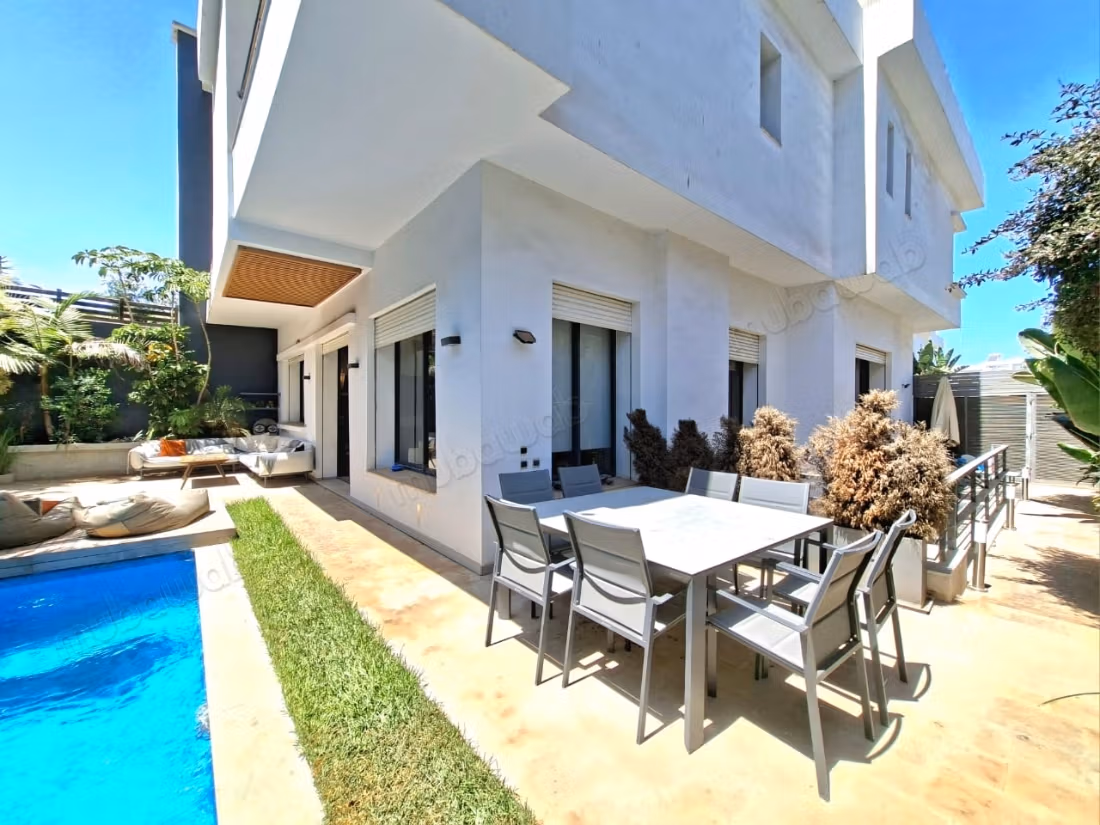 Luxe villa te koop met zeezicht
