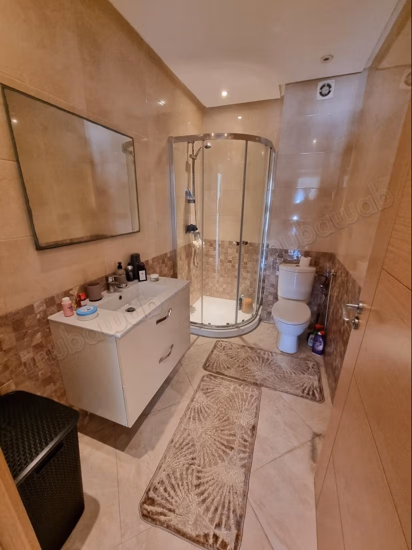 Huur dit appartement in Hay Massira. Oppervlakte van 98 m². Goed gemeubileerd