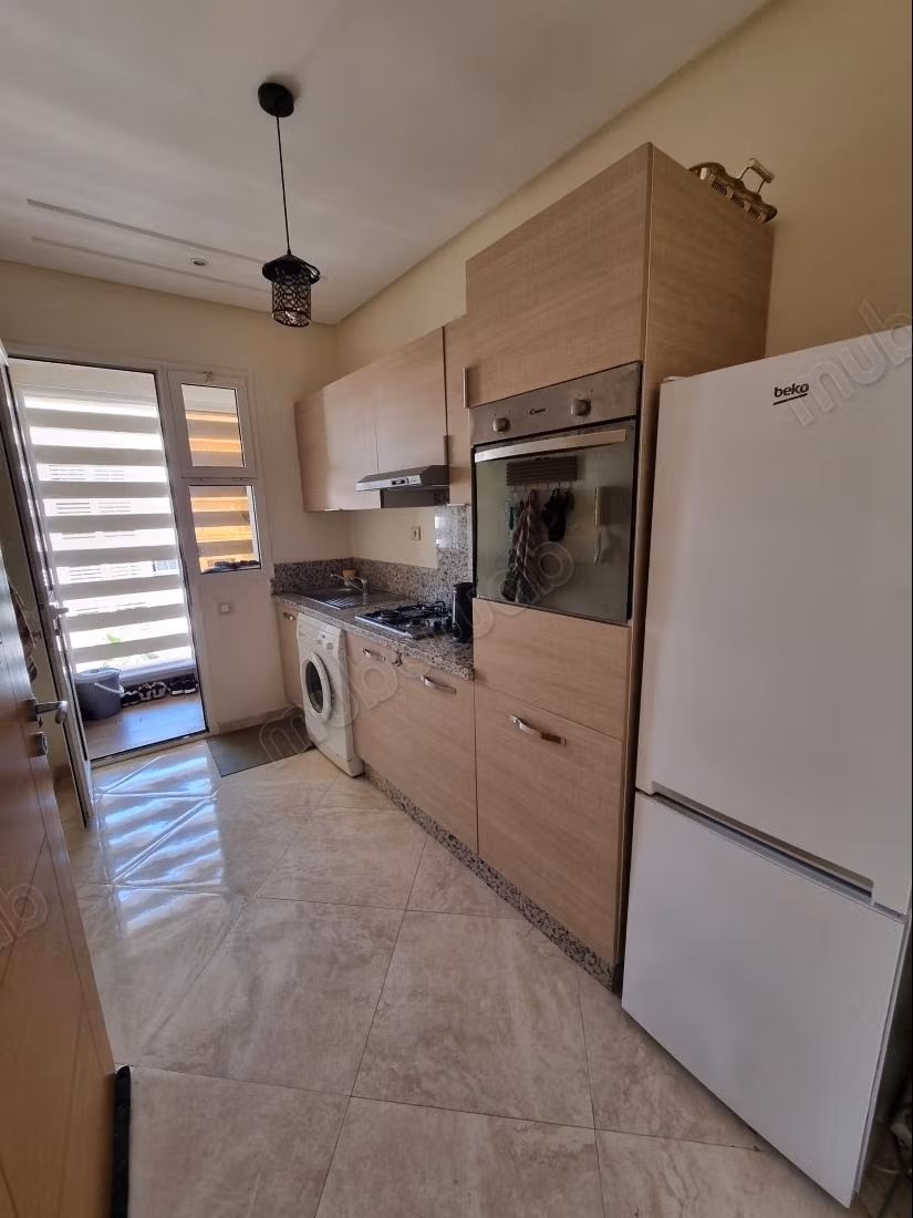 Huur dit appartement in Hay Massira. Oppervlakte van 98 m². Goed gemeubileerd
