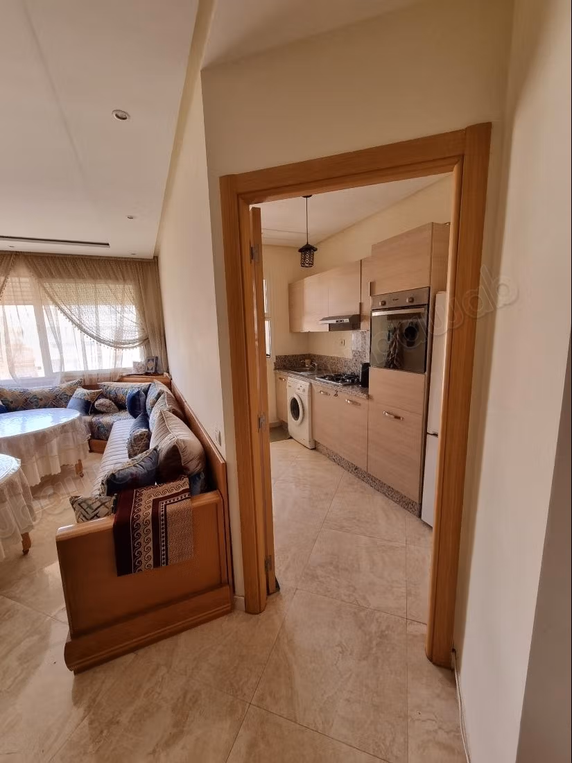 Huur dit appartement in Hay Massira. Oppervlakte van 98 m². Goed gemeubileerd
