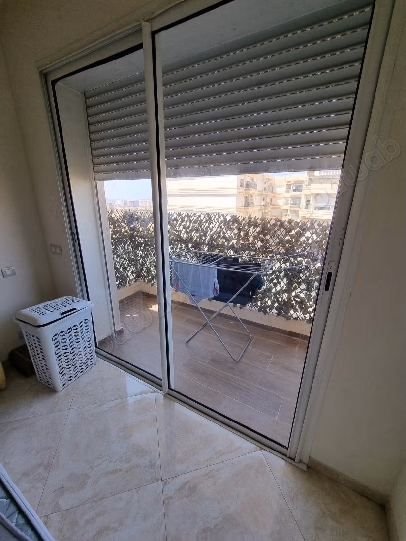 Huur dit appartement in Hay Massira. Oppervlakte van 98 m². Goed gemeubileerd