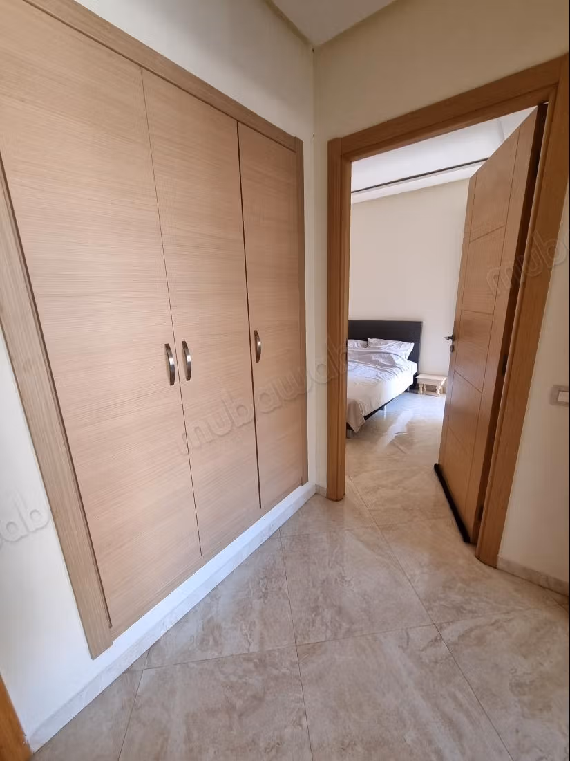 Huur dit appartement in Hay Massira. Oppervlakte van 98 m². Goed gemeubileerd