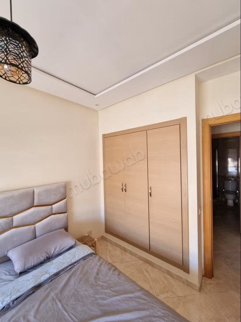 Huur dit appartement in Hay Massira. Oppervlakte van 98 m². Goed gemeubileerd