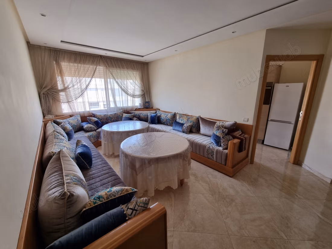 Huur dit appartement in Hay Massira. Oppervlakte van 98 m². Goed gemeubileerd