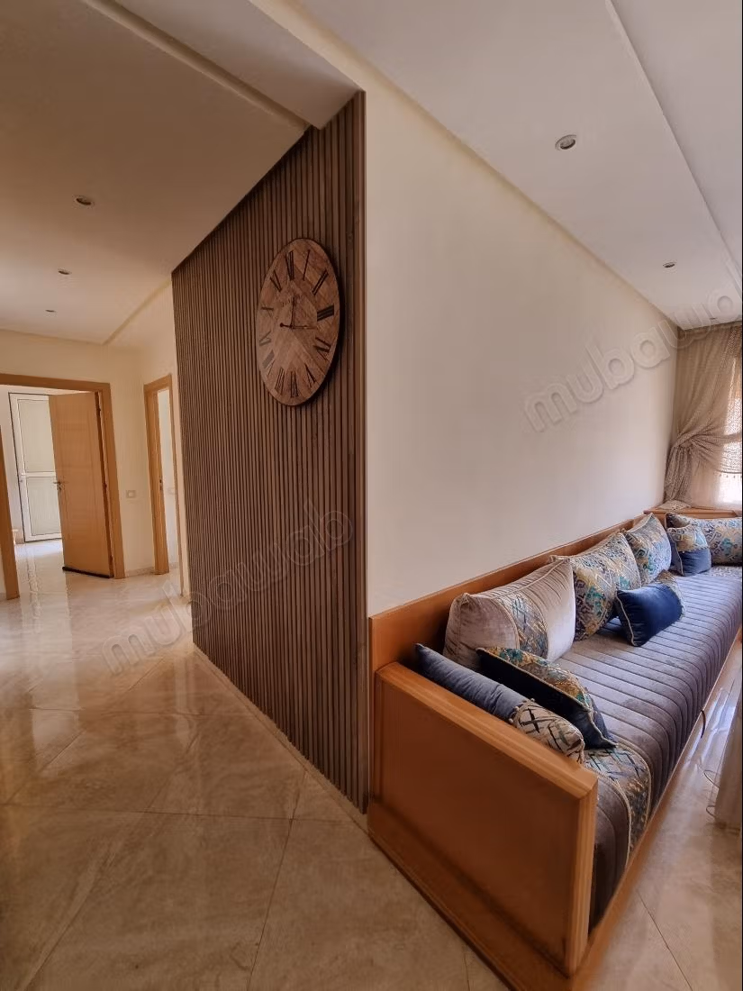 Huur dit appartement in Hay Massira. Oppervlakte van 98 m². Goed gemeubileerd