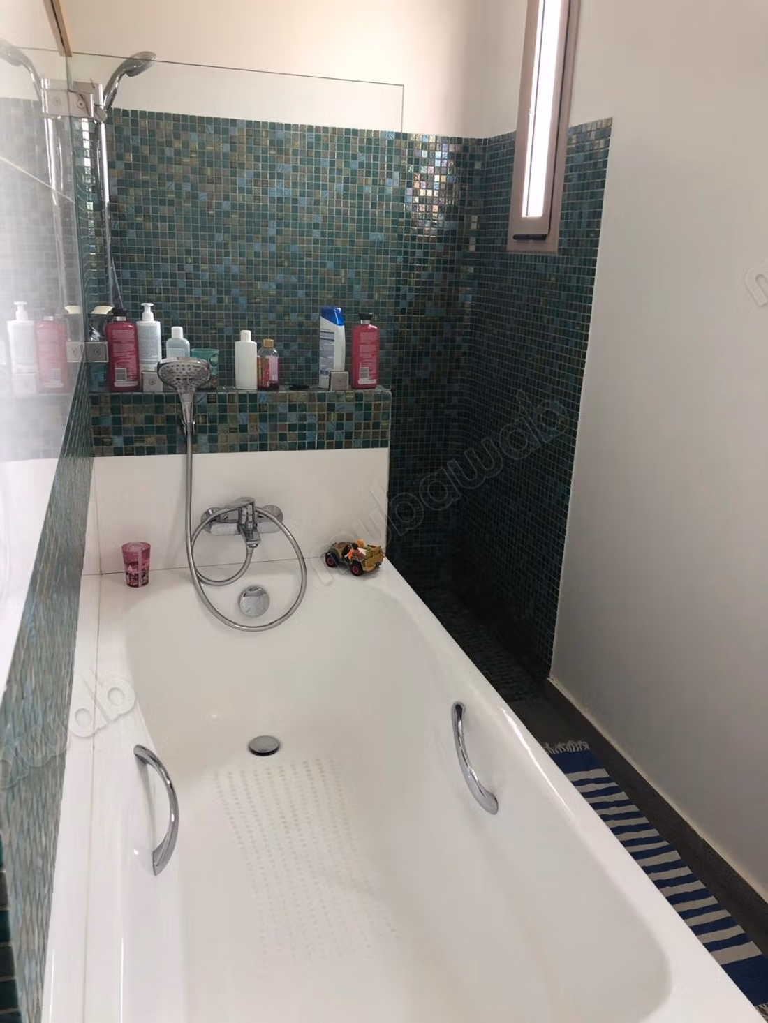 Luxe villa te koop in Al-Sharaf. 5 grote kamers. Gemeubileerd