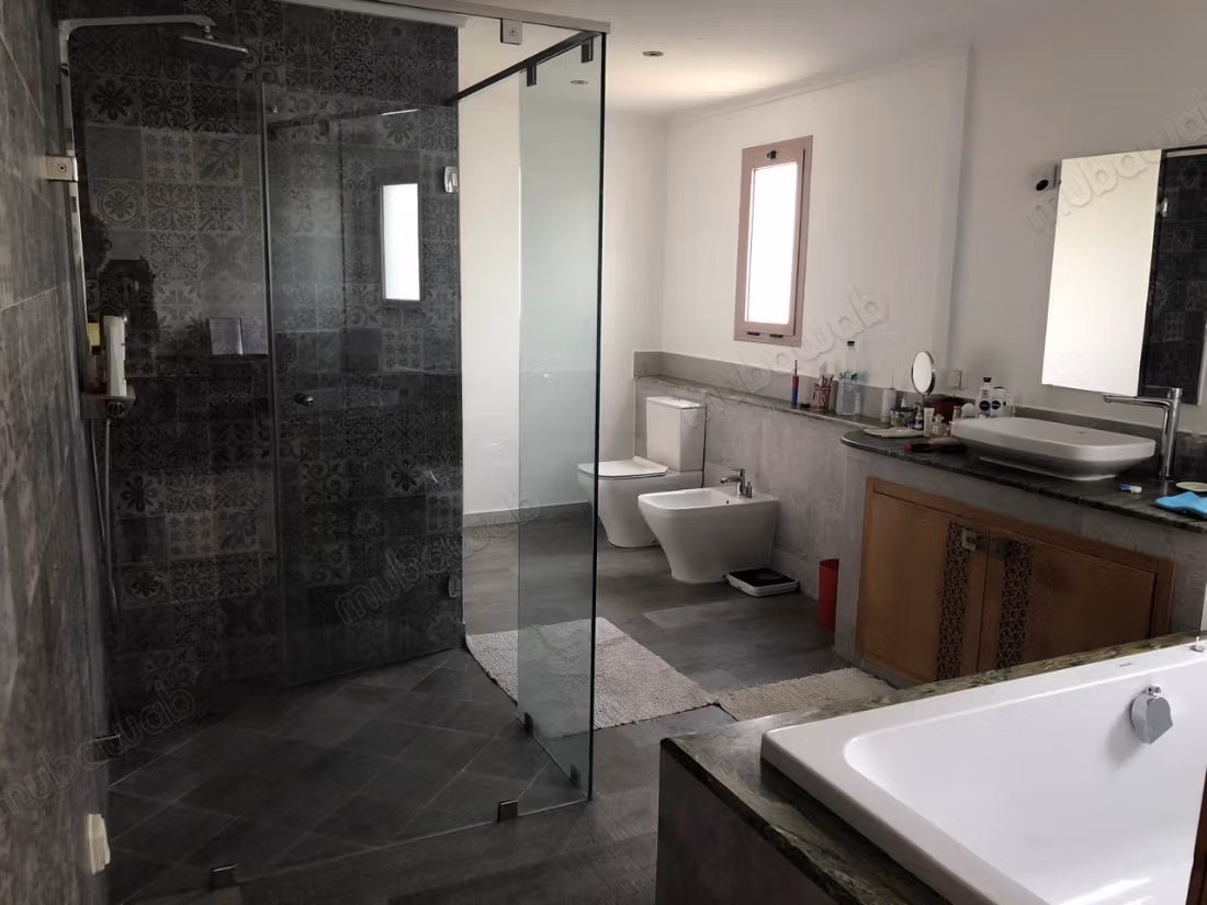 Luxe villa te koop in Al-Sharaf. 5 grote kamers. Gemeubileerd