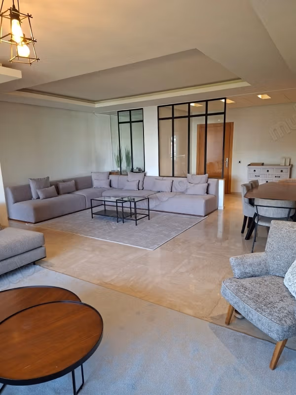 Huur van een appartement in Palmier. Oppervlakte van 166 m². Goed gemeubileerd