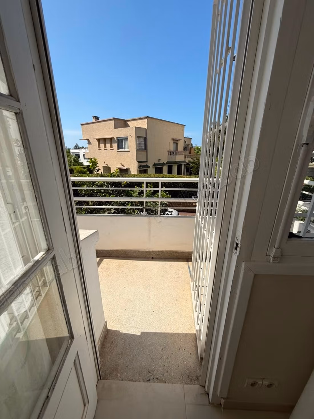 Villa à louer en Hassan Centre Ville. Surface totale 250 m². Vue exceptionnelle sur les montagnes, porte blindée