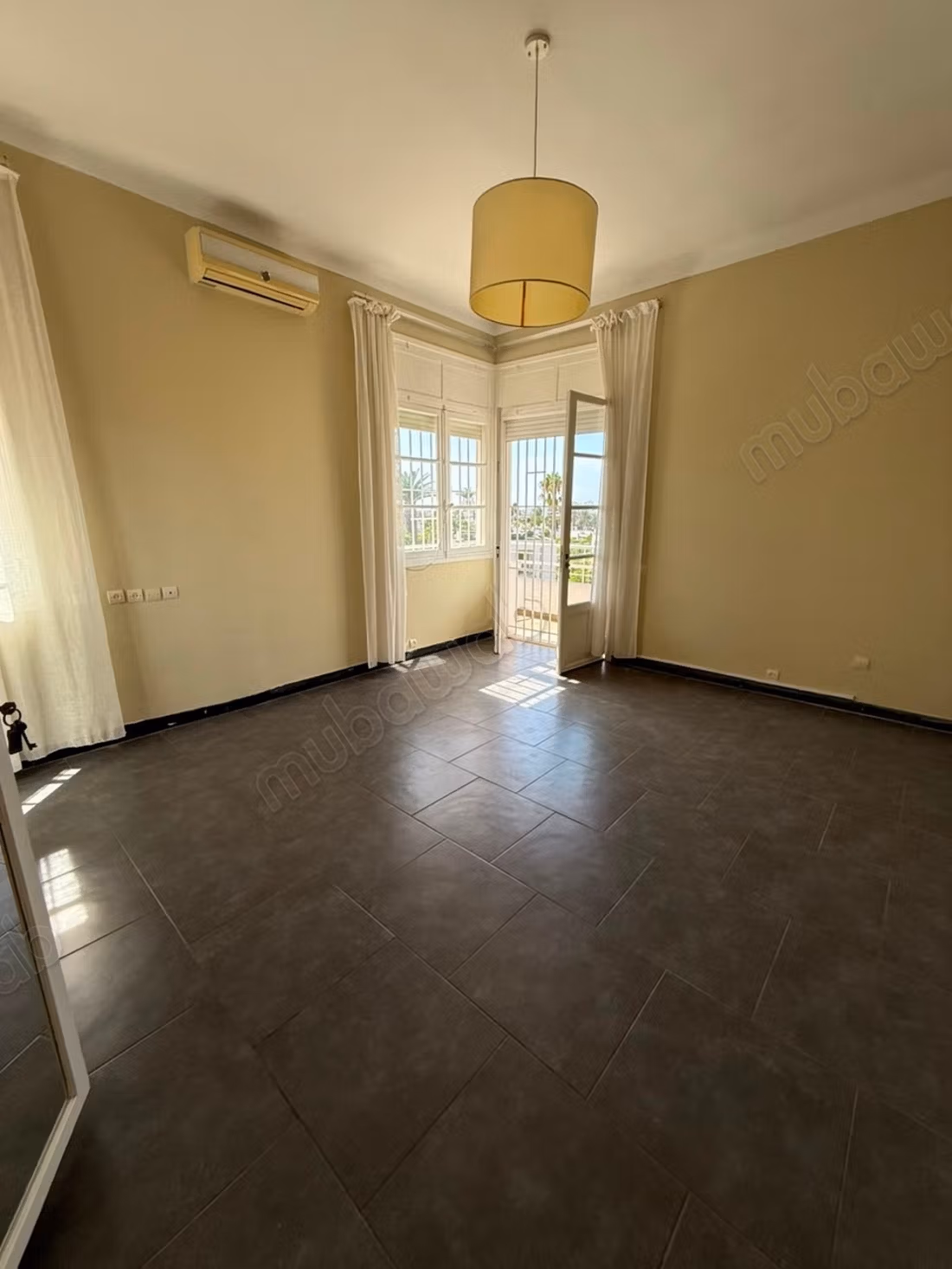 Villa à louer en Hassan Centre Ville. Surface totale 250 m². Vue exceptionnelle sur les montagnes, porte blindée