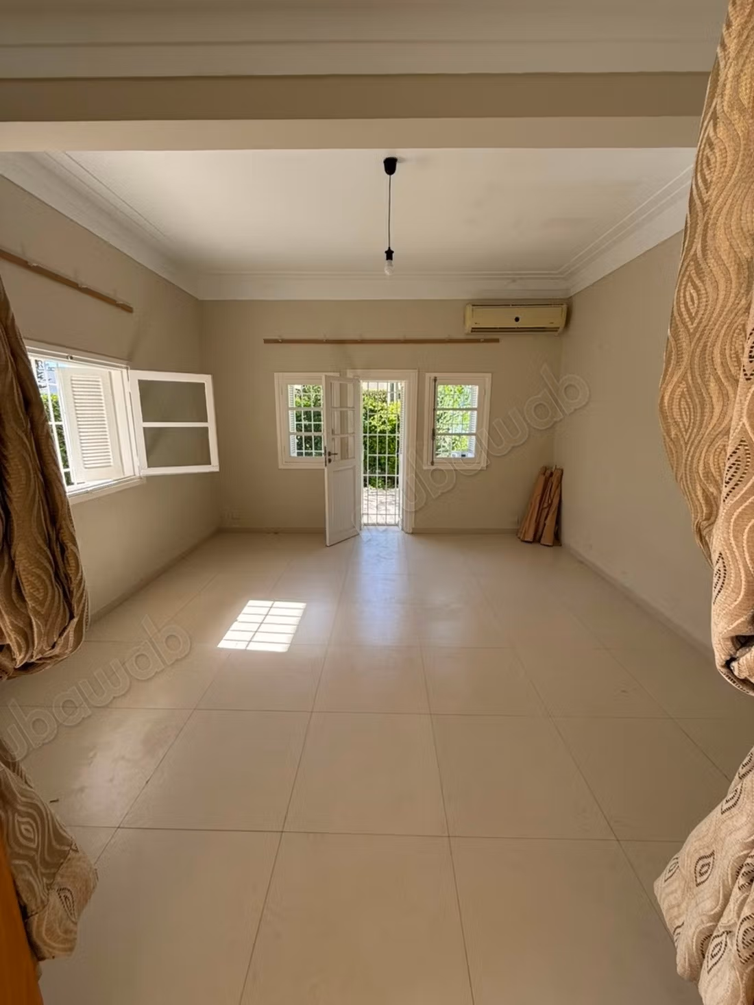 Villa à louer en Hassan Centre Ville. Surface totale 250 m². Vue exceptionnelle sur les montagnes, porte blindée