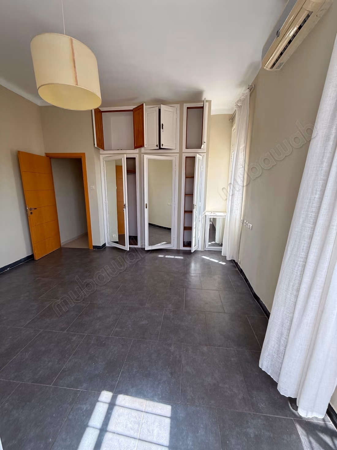 Villa à louer en Hassan Centre Ville. Surface totale 250 m². Vue exceptionnelle sur les montagnes, porte blindée