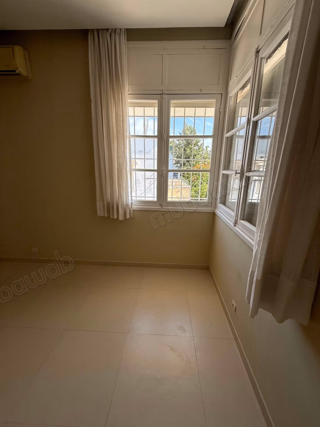 Villa à louer en Hassan Centre Ville. Surface totale 250 m². Vue exceptionnelle sur les montagnes, porte blindée