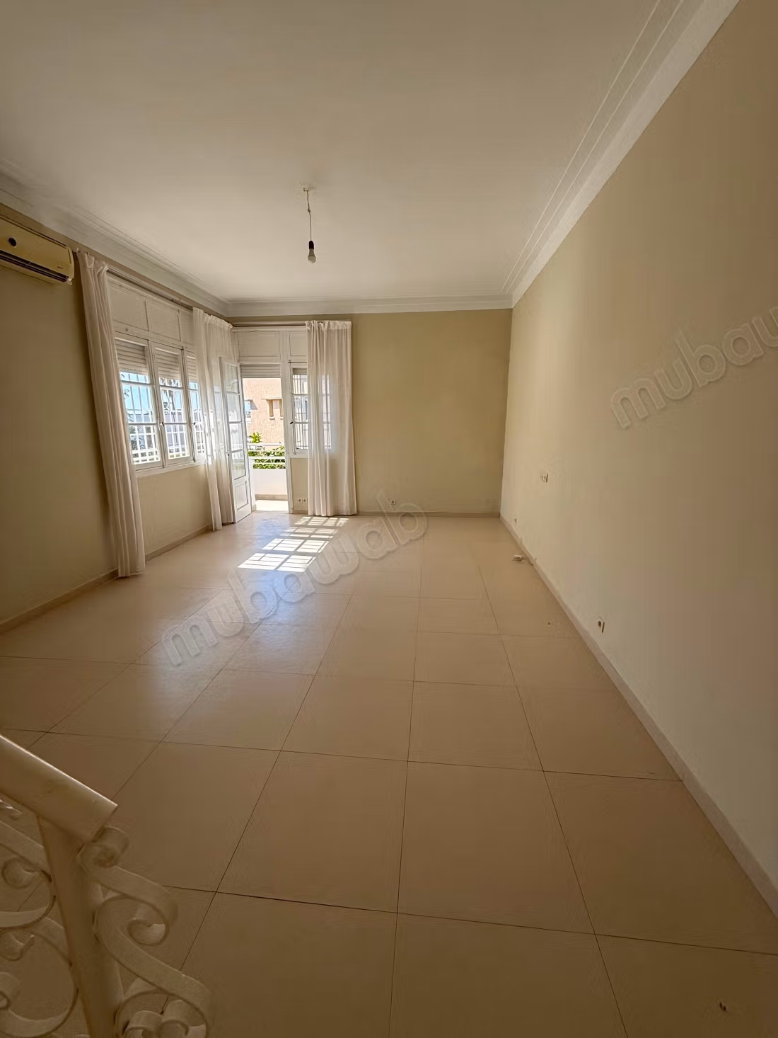 Villa à louer en Hassan Centre Ville. Surface totale 250 m². Vue exceptionnelle sur les montagnes, porte blindée