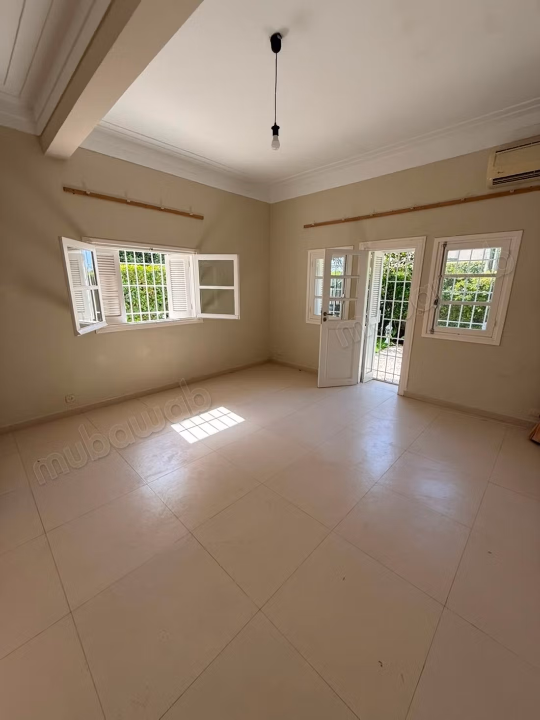 Villa à louer en Hassan Centre Ville. Surface totale 250 m². Vue exceptionnelle sur les montagnes, porte blindée