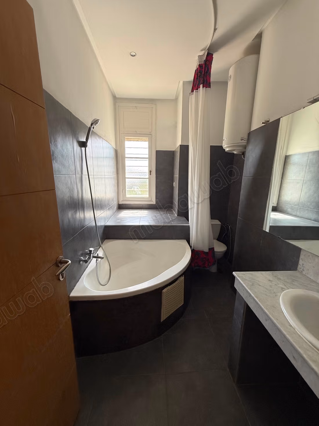 Villa à louer en Hassan Centre Ville. Surface totale 250 m². Vue exceptionnelle sur les montagnes, porte blindée