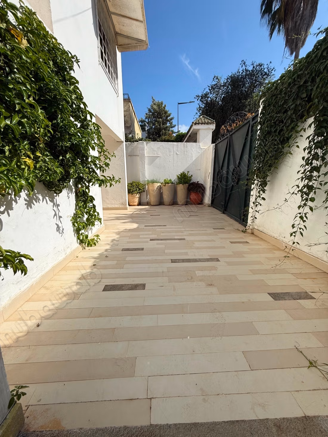 Villa à louer en Hassan Centre Ville. Surface totale 250 m². Vue exceptionnelle sur les montagnes, porte blindée