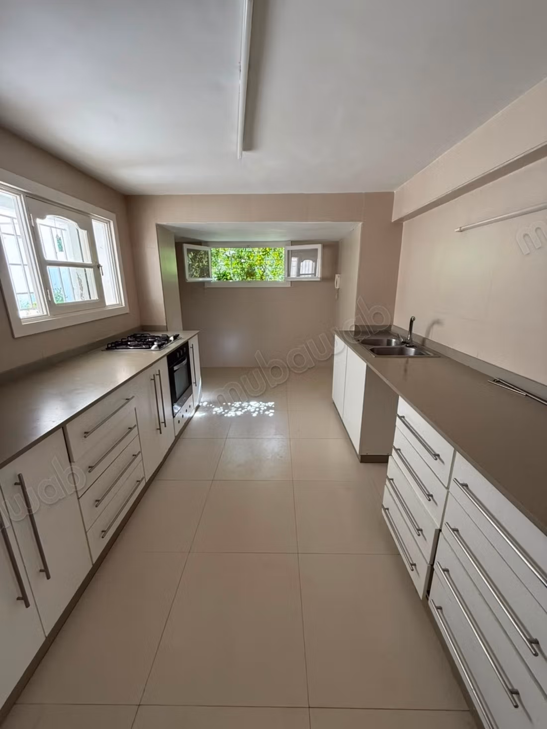 Villa à louer en Hassan Centre Ville. Surface totale 250 m². Vue exceptionnelle sur les montagnes, porte blindée