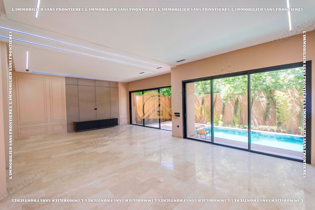 Villa vacía con piscina y jardín privado en venta en Targa