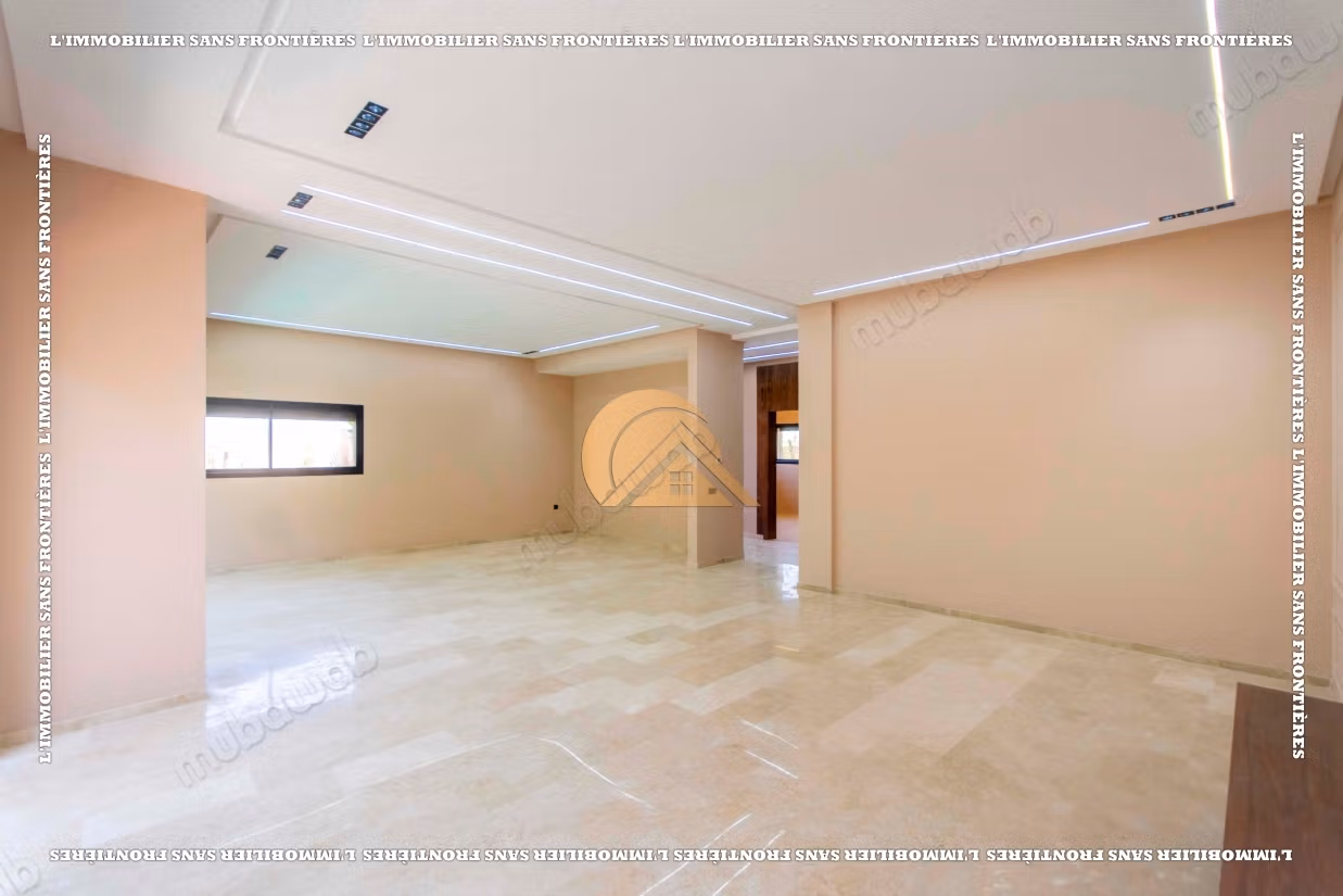 Villa vacía con piscina y jardín privado en venta en Targa