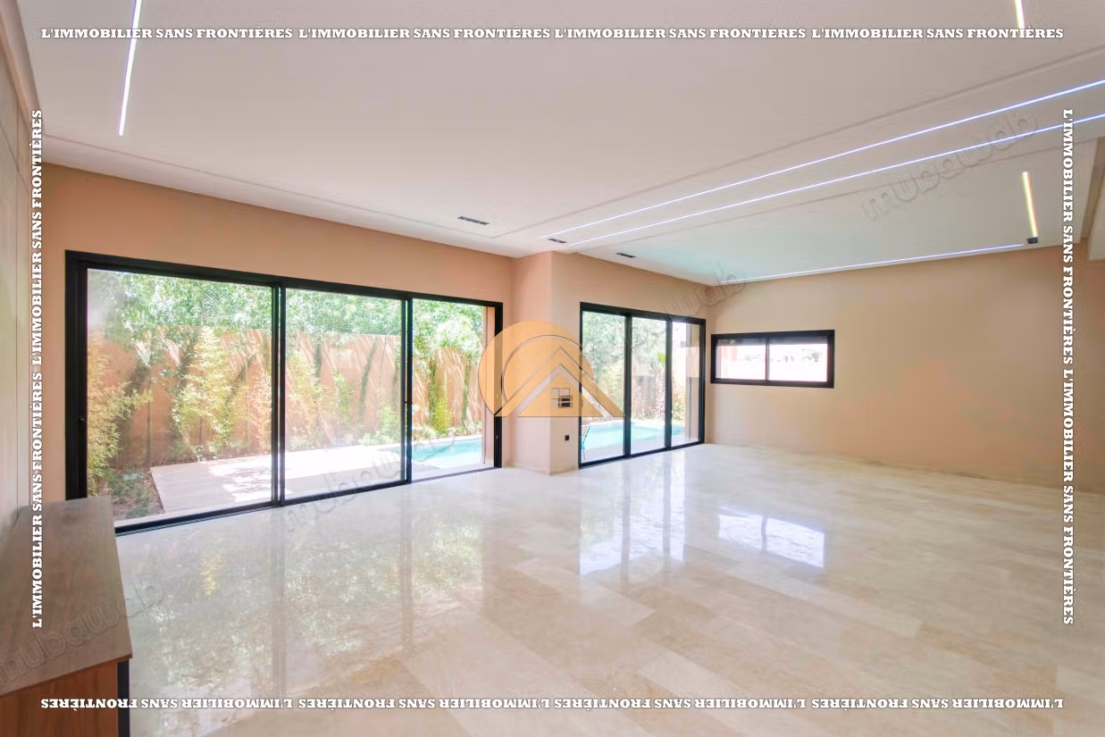 Villa vacía con piscina y jardín privado en venta en Targa