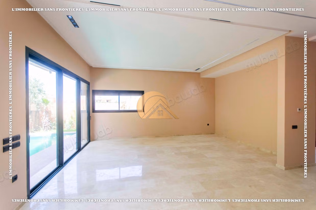 Villa vacía con piscina y jardín privado en venta en Targa