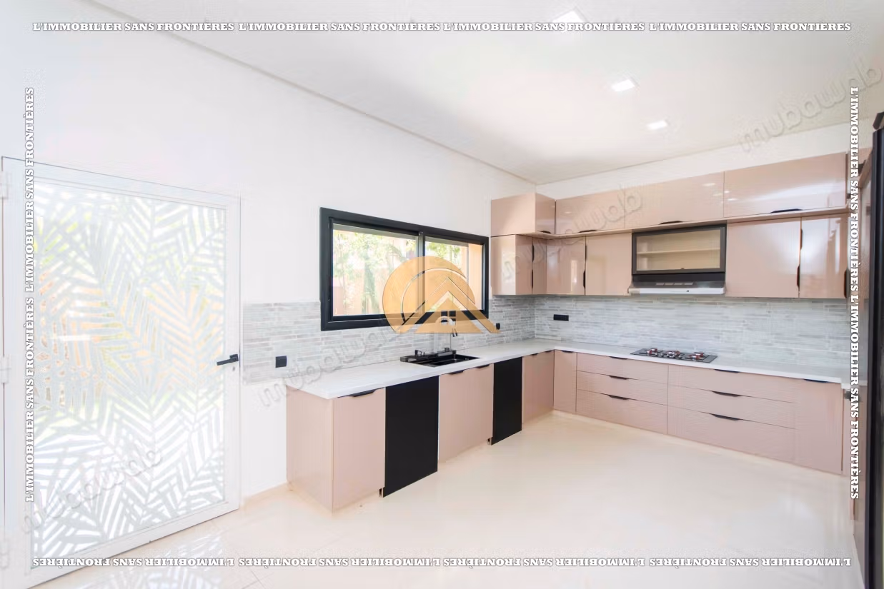 Villa vacía con piscina y jardín privado en venta en Targa