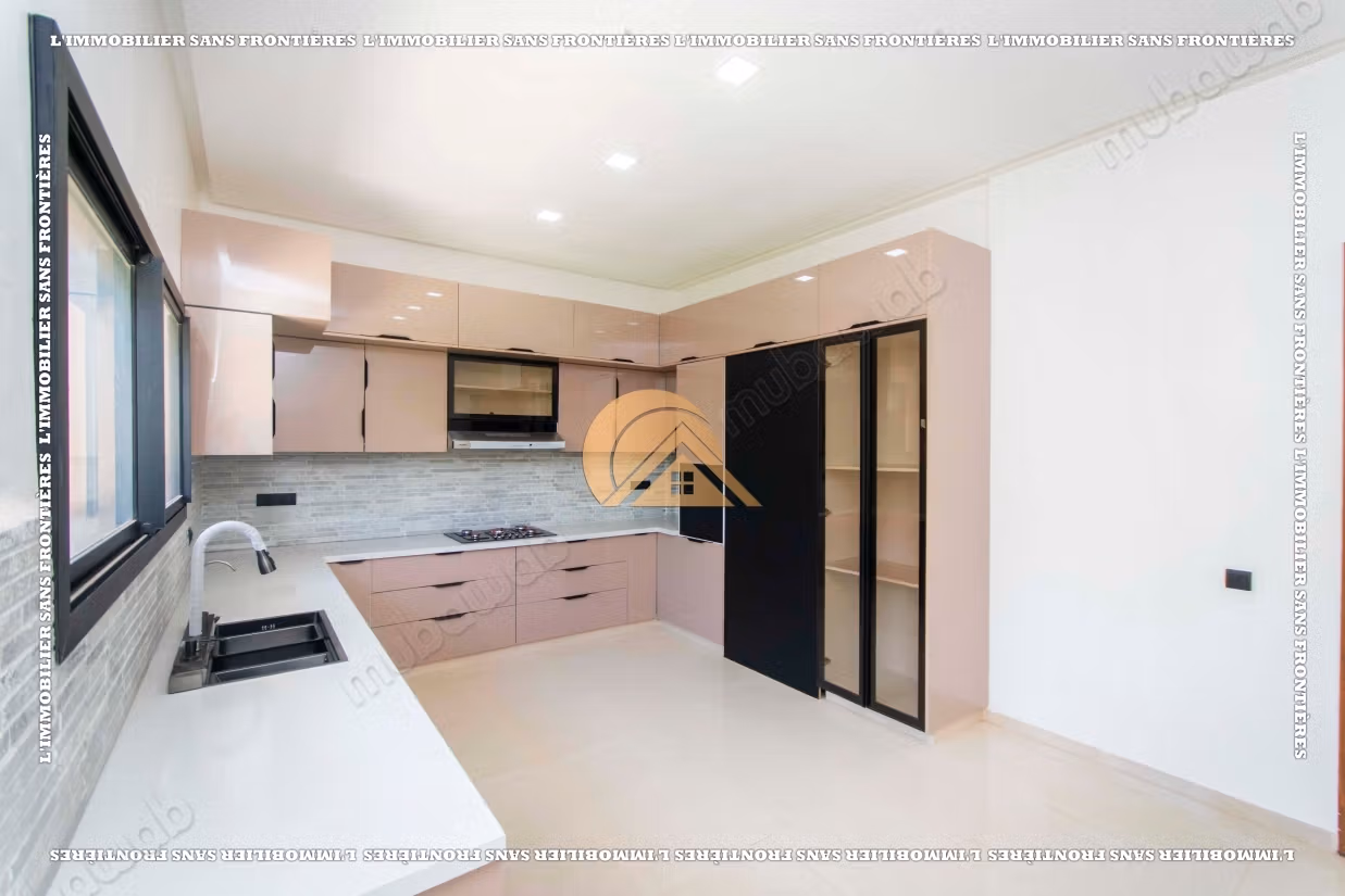 Villa vacía con piscina y jardín privado en venta en Targa