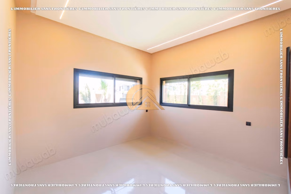 Villa vacía con piscina y jardín privado en venta en Targa
