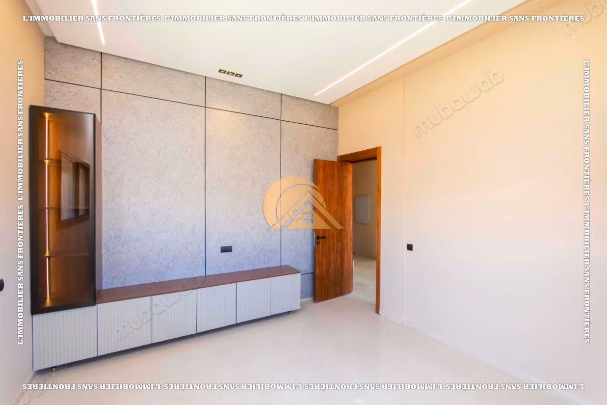 Villa vacía con piscina y jardín privado en venta en Targa
