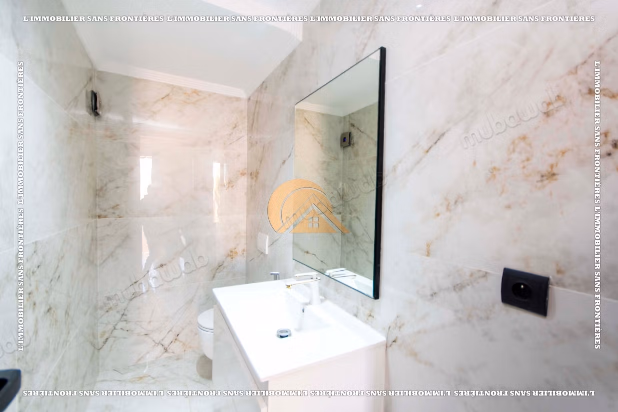 Villa vacía con piscina y jardín privado en venta en Targa
