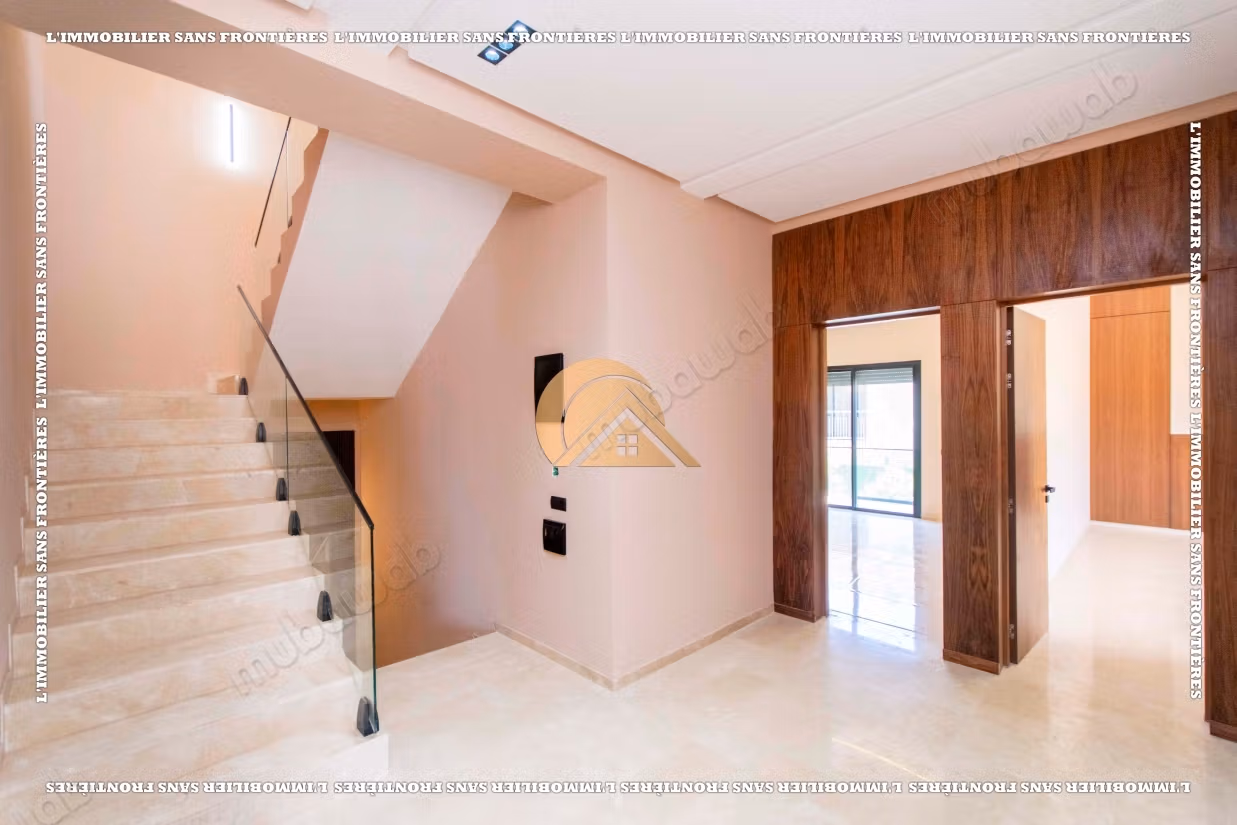 Villa vacía con piscina y jardín privado en venta en Targa