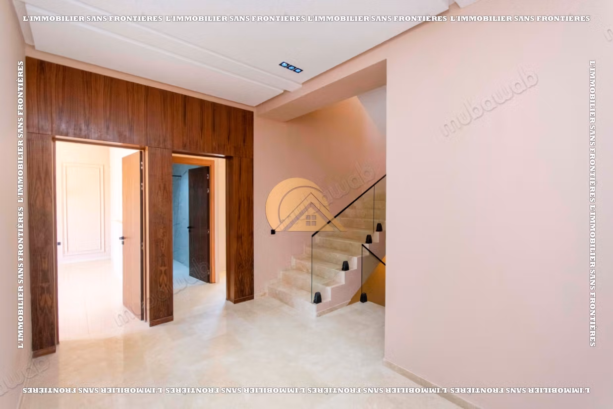 Villa vacía con piscina y jardín privado en venta en Targa