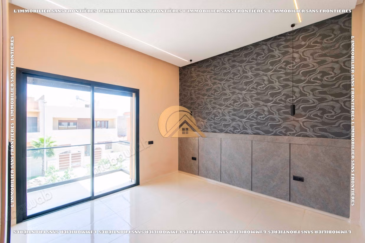 Villa vacía con piscina y jardín privado en venta en Targa