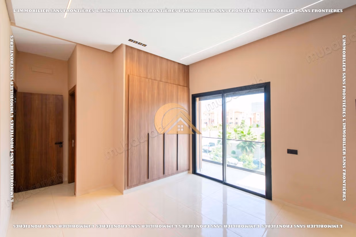 Villa vacía con piscina y jardín privado en venta en Targa