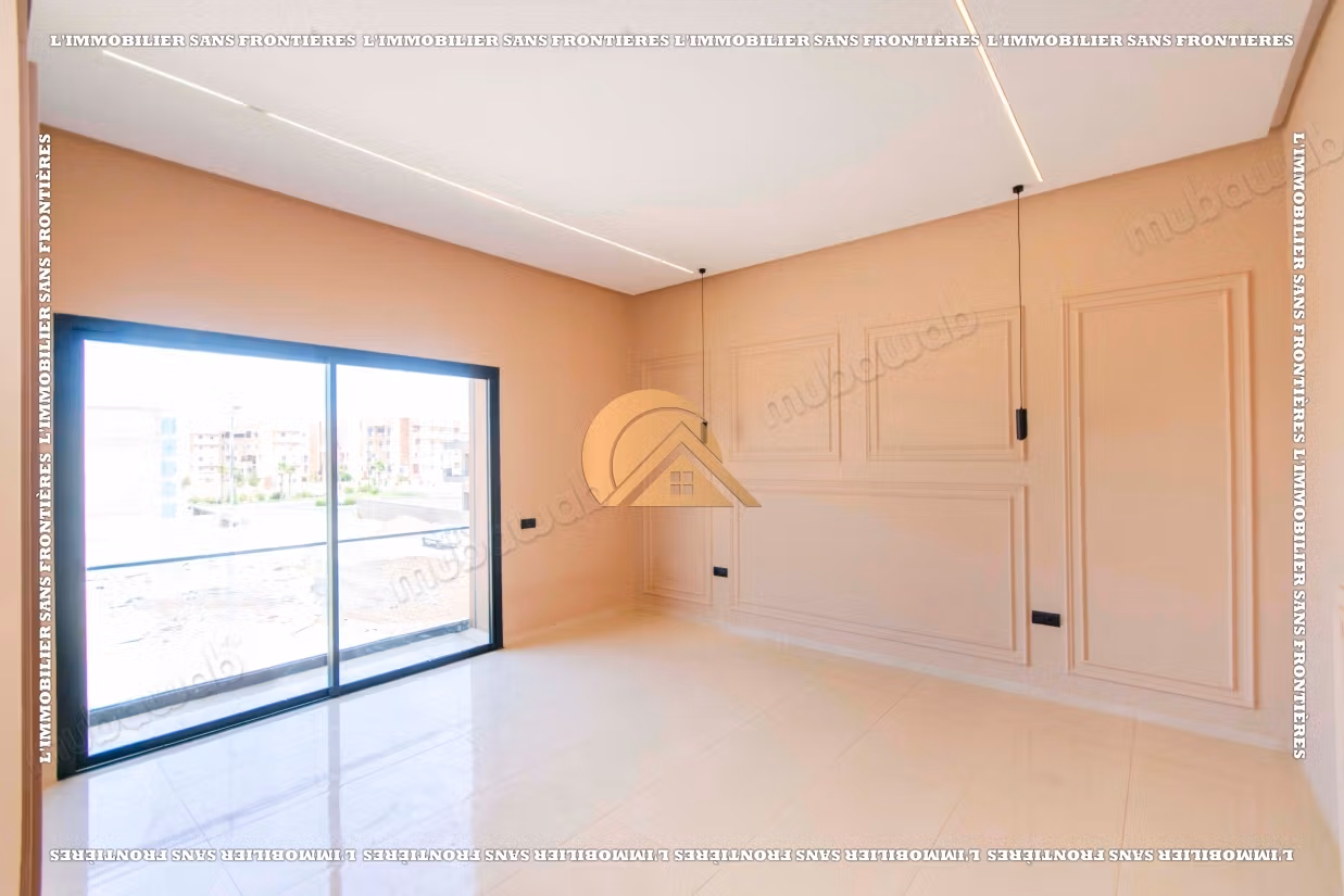 Villa vacía con piscina y jardín privado en venta en Targa