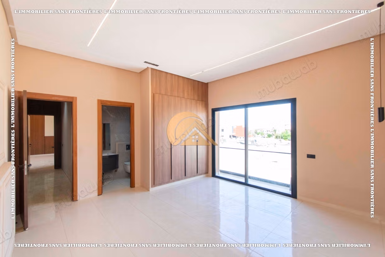 Villa vacía con piscina y jardín privado en venta en Targa