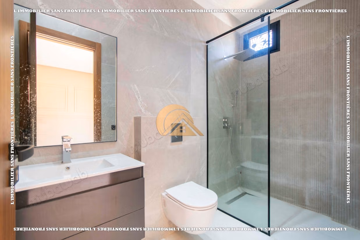 Villa vacía con piscina y jardín privado en venta en Targa