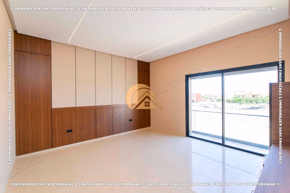 Villa vacía con piscina y jardín privado en venta en Targa